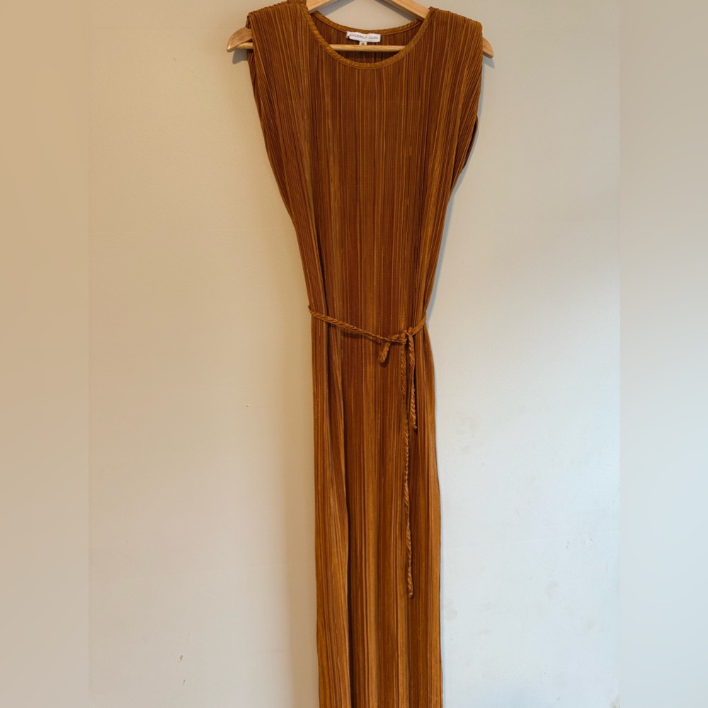 Long shimmer dress with shoulderpads